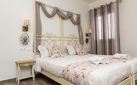 Naxos Petite Studios
